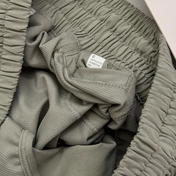 Lululemon Hotty Hot High-Rise Short 2.5" - Fog Green, Size 6 - Picture 9 of 10